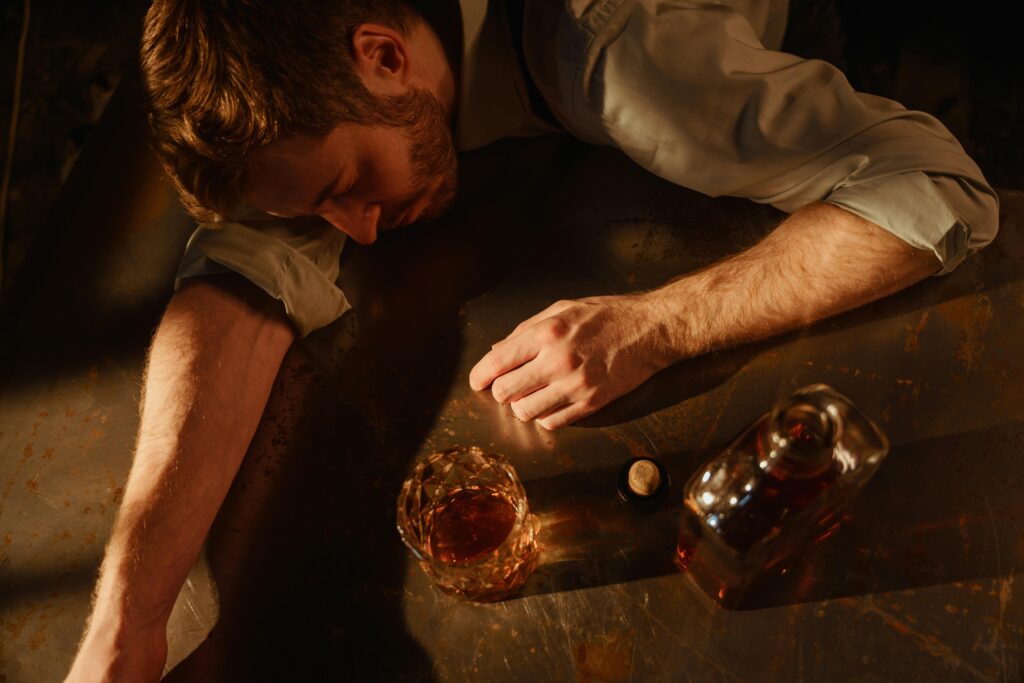 Diferencia entre dipsomanía y alcoholismo